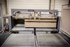 Schelling packing machine for cutted plywood.